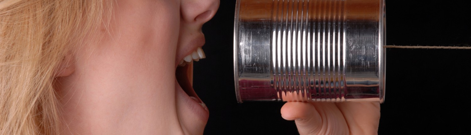 Frau mit Dosentelefon